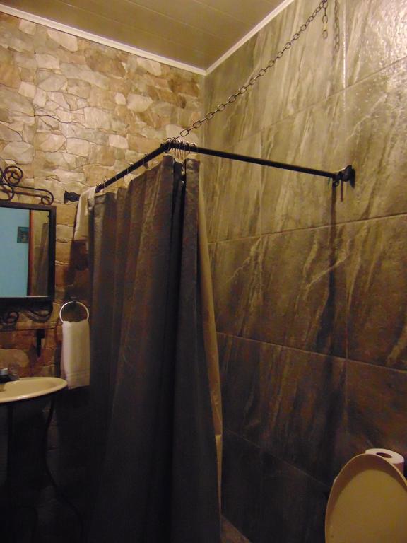 Habitación con cama grande